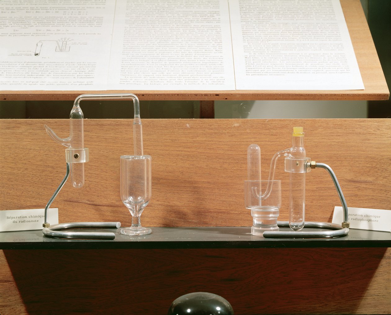 Gerät verwendet von Jean Frédéric (1900-58) und Irène Joliot-Curie (1897-1956) zur Entdeckung der künstlichen Radioaktivität, ca. 1934 von French School