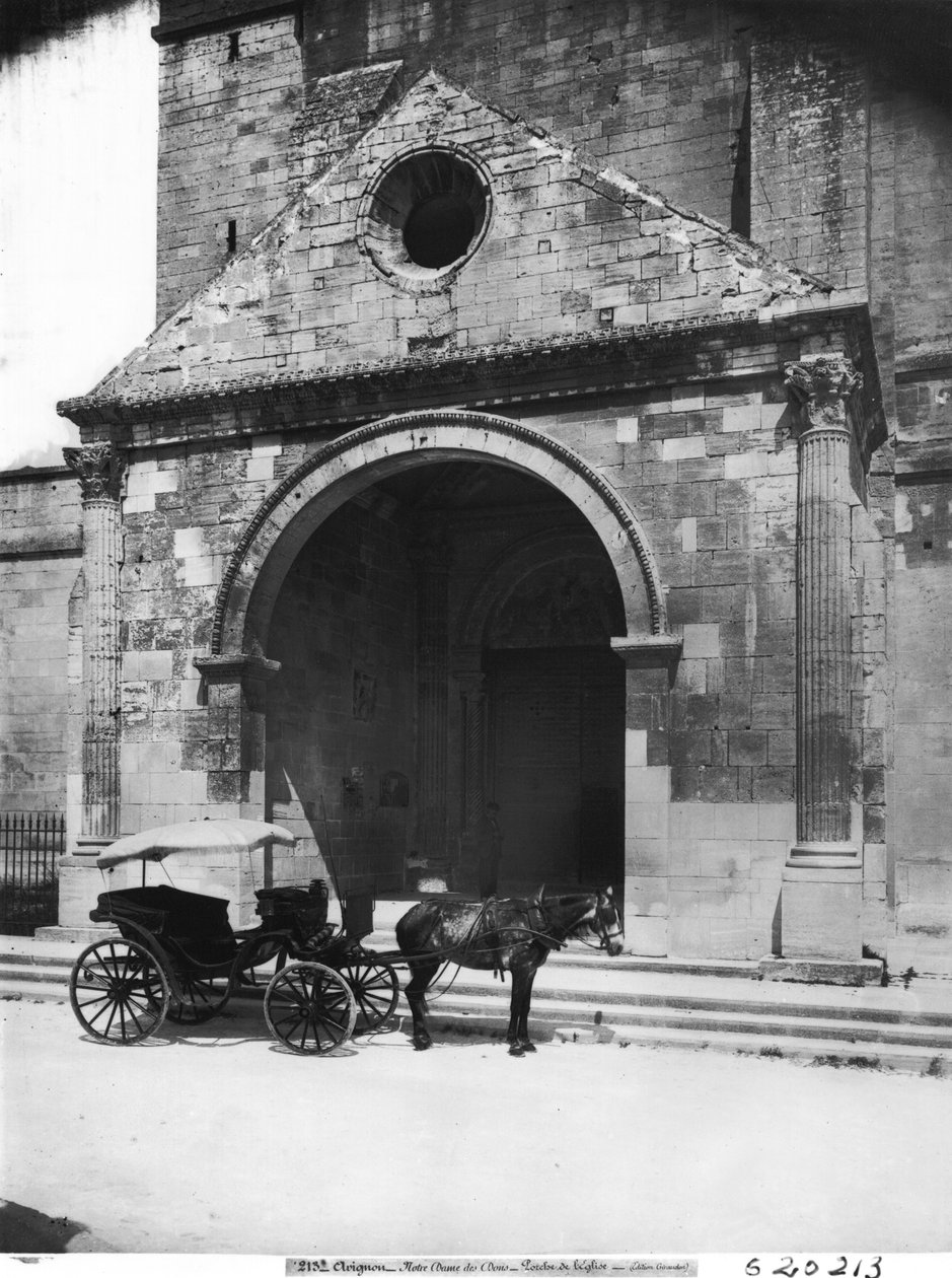 Kutsche wartet vor der Veranda der Kathedrale Notre-Dame-des-Doms von French School