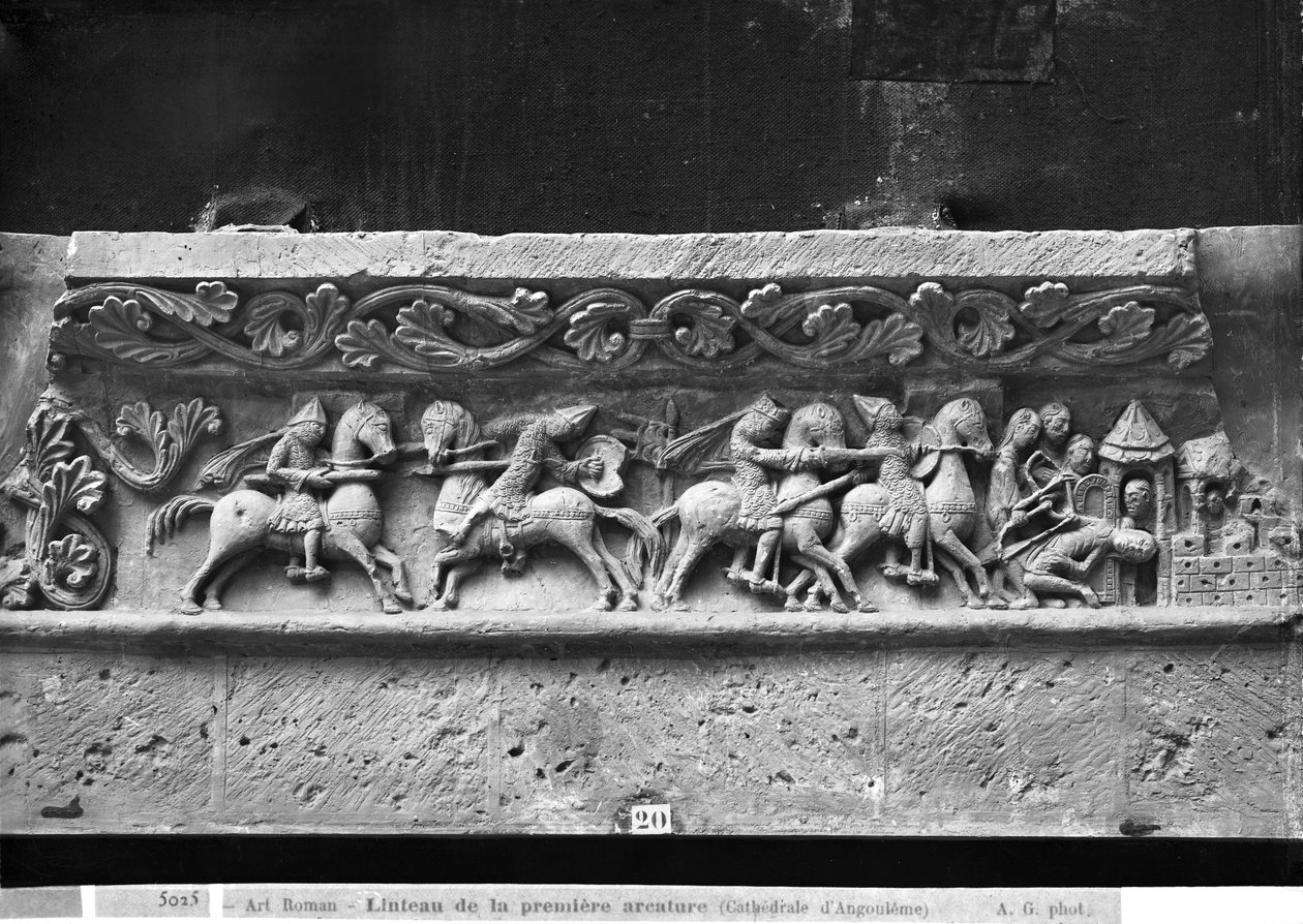 Kathedrale von St. Peter in Angouleme, Lintel-Detail an der Westfassade, das Szenen inspiriert von La Chanson de Roland zeigt, Original von ca. 1125-35 (Gipsabguss von Stein) von French School