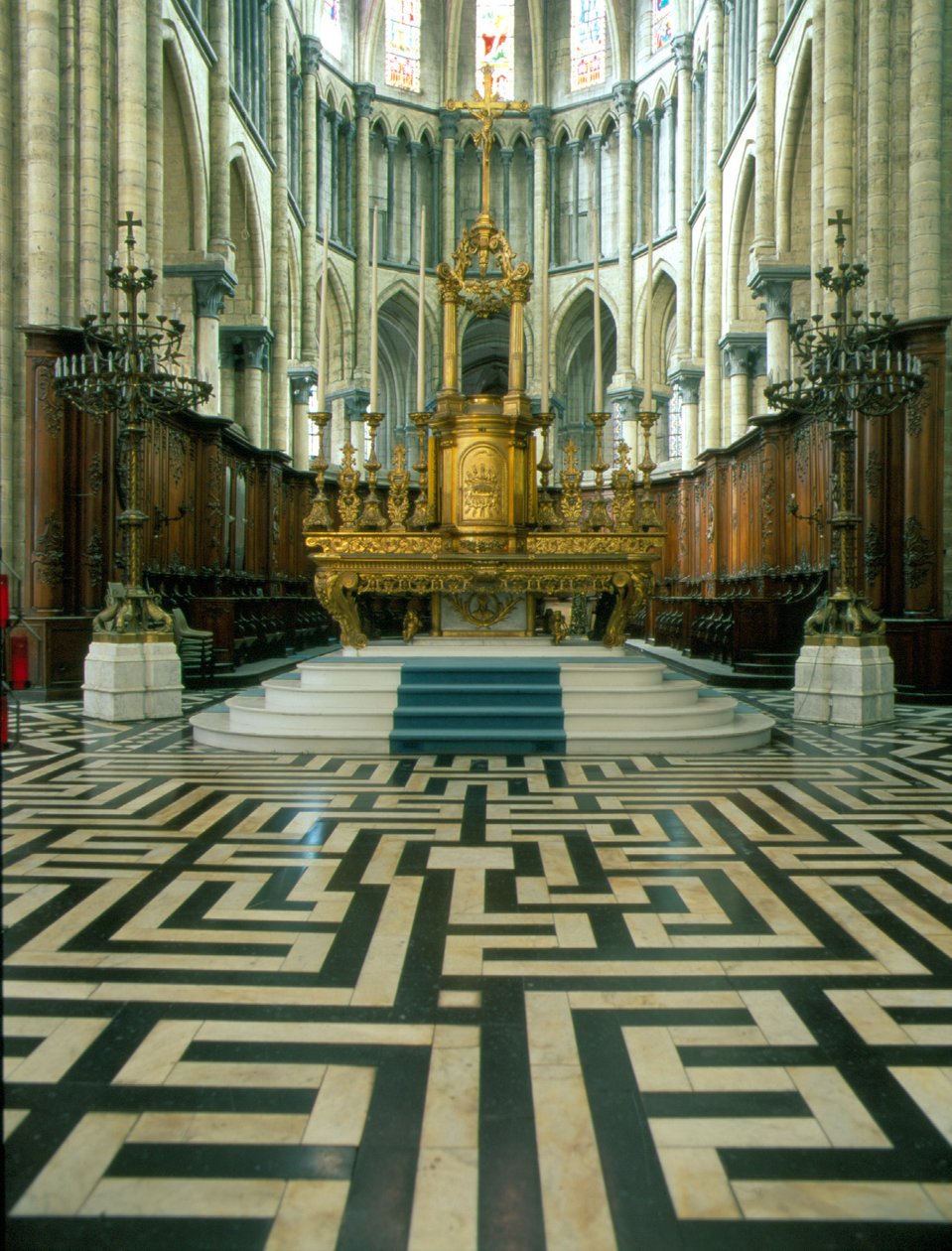 Kathedrale von Saint Omer (Nord 59): Altar und Labyrinth. von French School