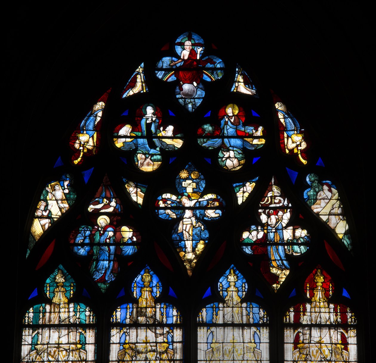 Kathedrale von Chartres, Buntglas: die Vendome-Kapelle, hohes Detail, das die Kreuzigung Christi und das Jüngste Gericht darstellt von French School