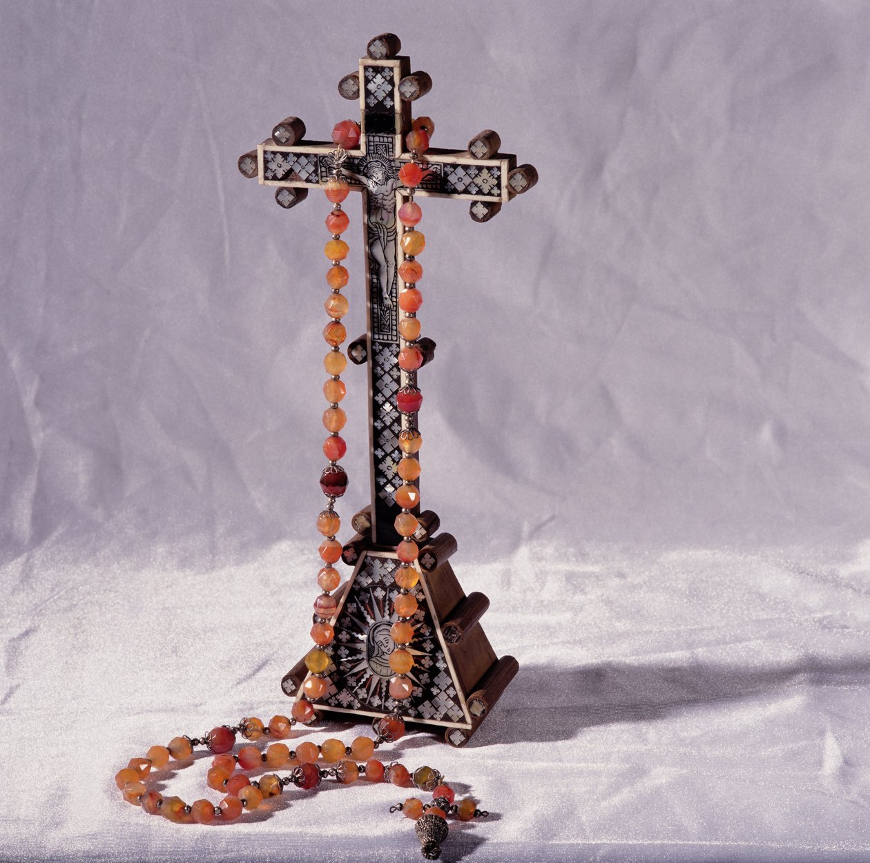 Kruzifix und Rosenkranz, die Maria Stuart (1542-87) gehört haben sollen von French School