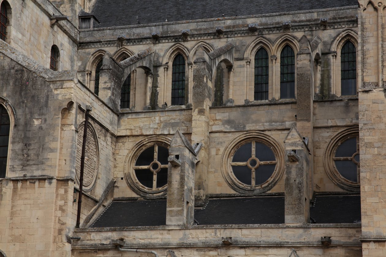 Darstellung der Oculi-Rosenfenster auf der Südseite von French School