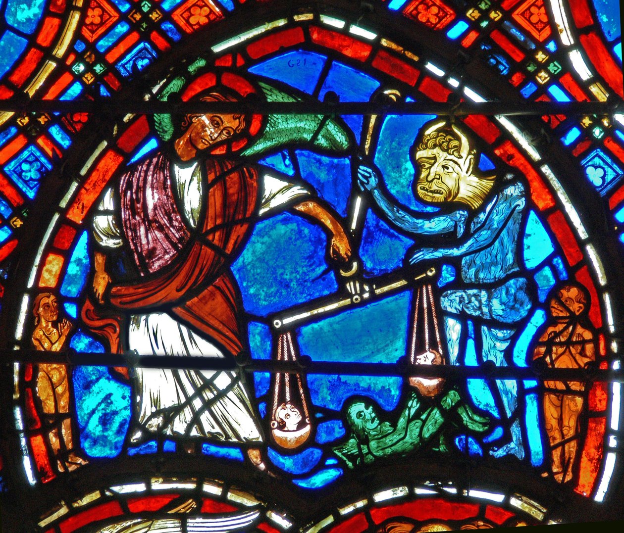 Detail eines Fensters, das das Jüngste Gericht darstellt: St. Michael wiegt Seelen von French School