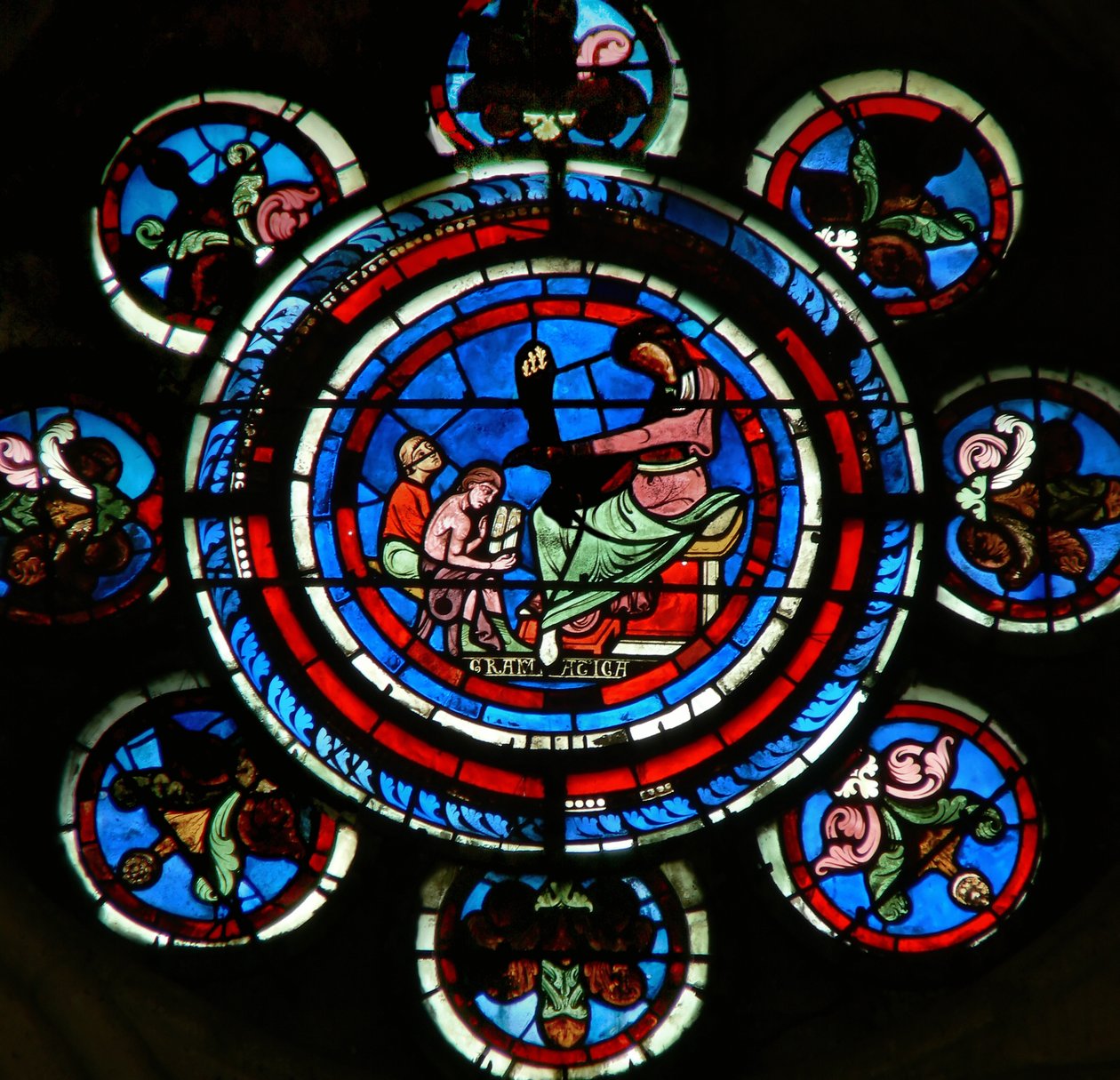 Detail des Nordrosenfensters mit Grammatik aus den Freien Künsten von French School