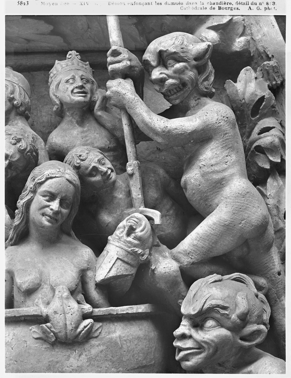 Teufel schiebt einen Bischof ins Feuer, aus dem Jüngsten Gericht der Kathedrale von St. Etienne in Bourges (Detail) (Gipsabdruck von Stein) von French School