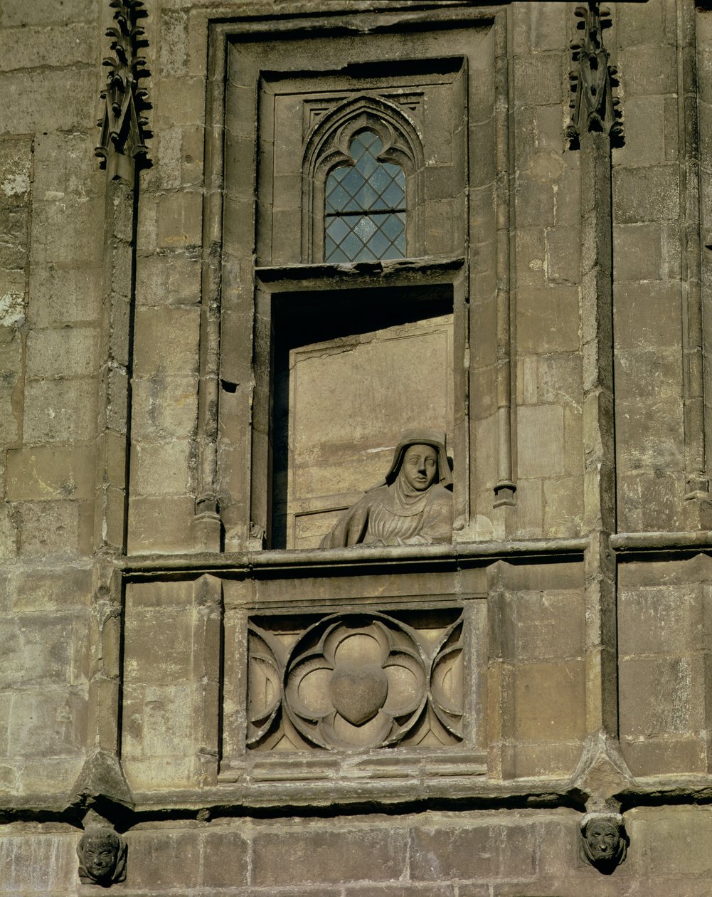 Scheinfenster in der Eingangsfront mit einer Figur einer Frau, die hinausschaut, möglicherweise die Frau von Jacques Coeur, 1443-51 von French School