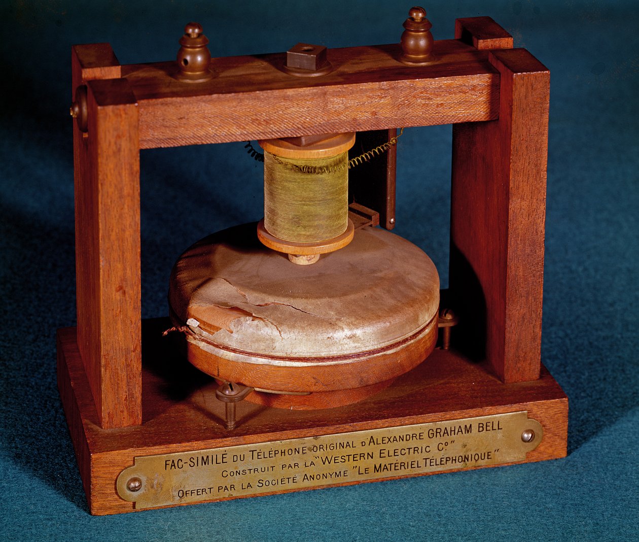 Faksimile des von Alexander Graham Bell (1847-1922) erfundenen Telefons, hergestellt von der Western Electric Company von French School