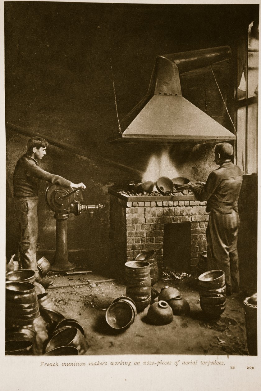 Französische Munitionshersteller arbeiten an Nasenstücken von Lufttorpedos, 1914-19 von French School