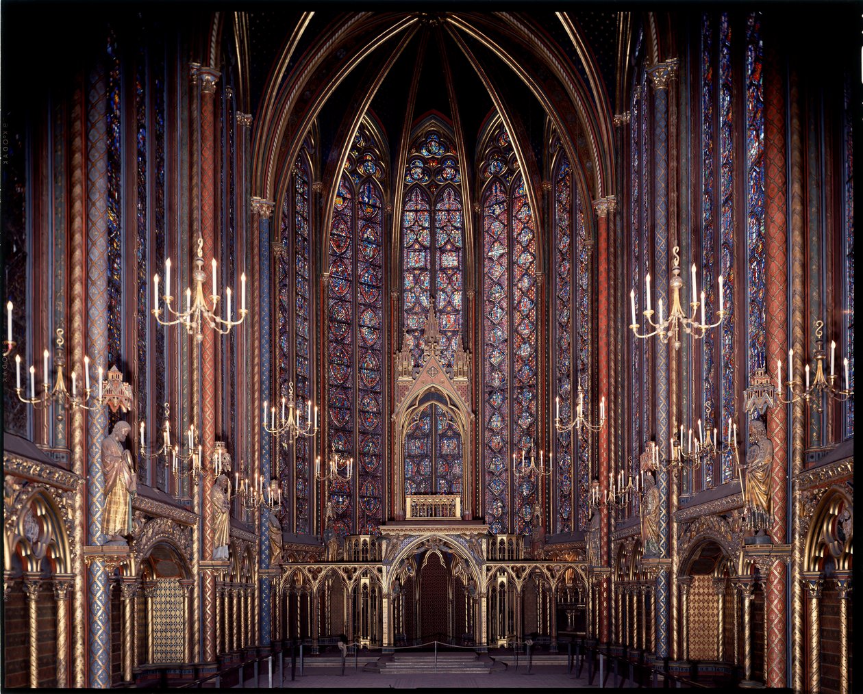 Innenansicht der oberen Kapelle der Sainte-Chapelle (1245 - 1248) in Paris, Frankreich von French School