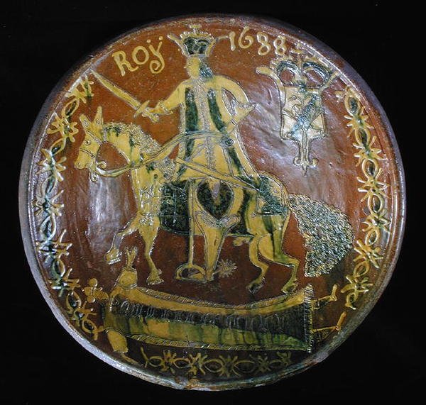 Große runde Schale mit Darstellung von Ludwig XIV. (1638-1715) zu Pferd, 1688 von French School