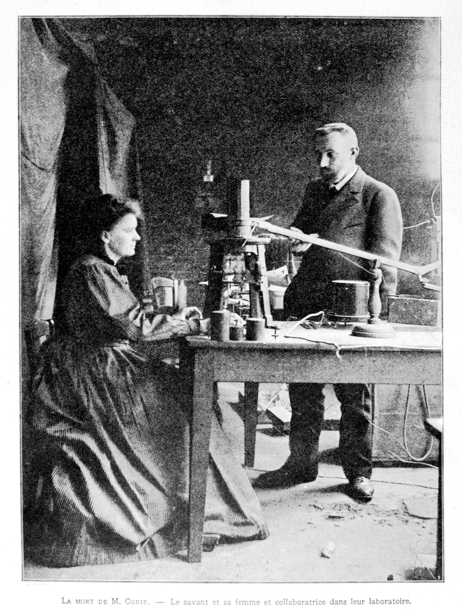 Pierre (1859-1906) und Marie (1867-1934) Curie in ihrem Labor von French School