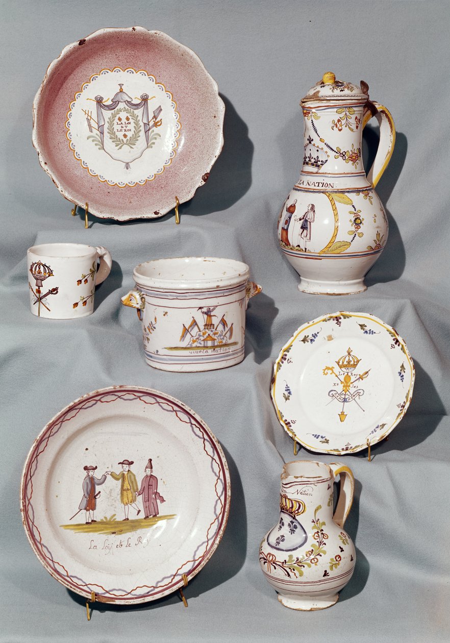 Teller, Schüssel, Krüge, Becher und Écuelle mit Motiven und Slogans aus der frühen monarchischen Periode der Französischen Revolution, Ende 18. Jahrhundert von French School