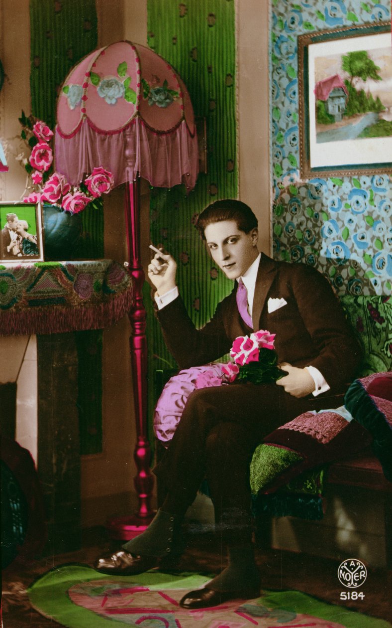 Postkarte, die einen eleganten jungen Mann darstellt, ca. 1930 von French School