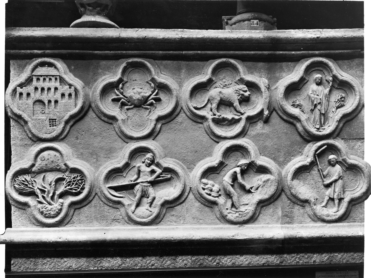 Vierpässe des Propheten Aggee: der Tempel wieder aufgebaut, und die ausgetrocknete Erde, und Vierpässe mit den Tierkreiszeichen und den Arbeiten des Jahres, aus der Kathedrale Notre-Dame in Amiens von French School