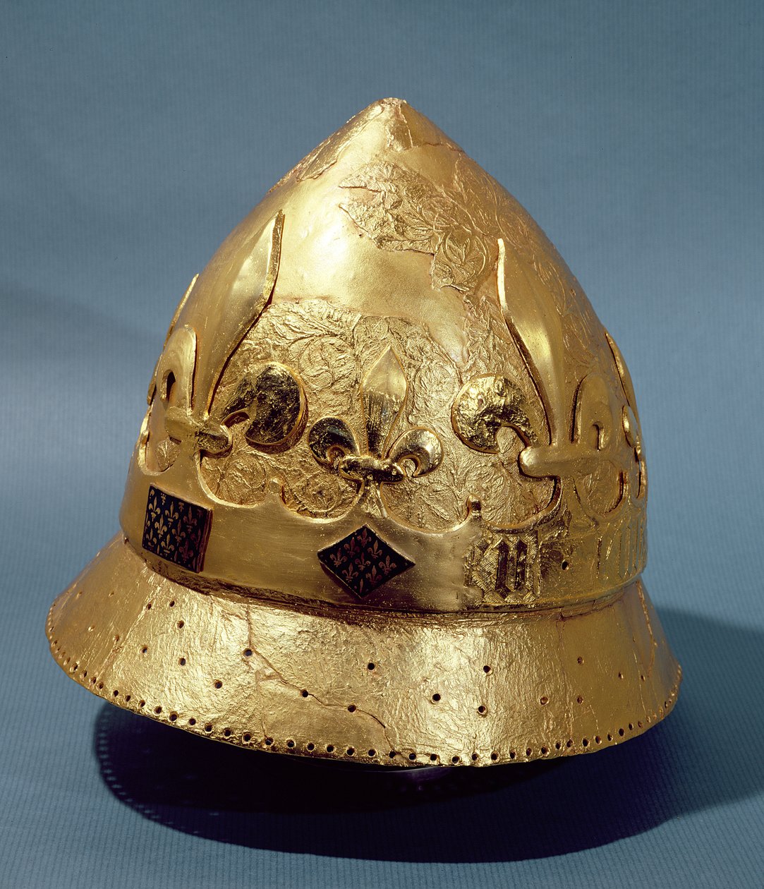 Rekonstruktion des vergoldeten Helms von Karl VI., gefunden bei den Ausgrabungen im Louvre 1986 von French School