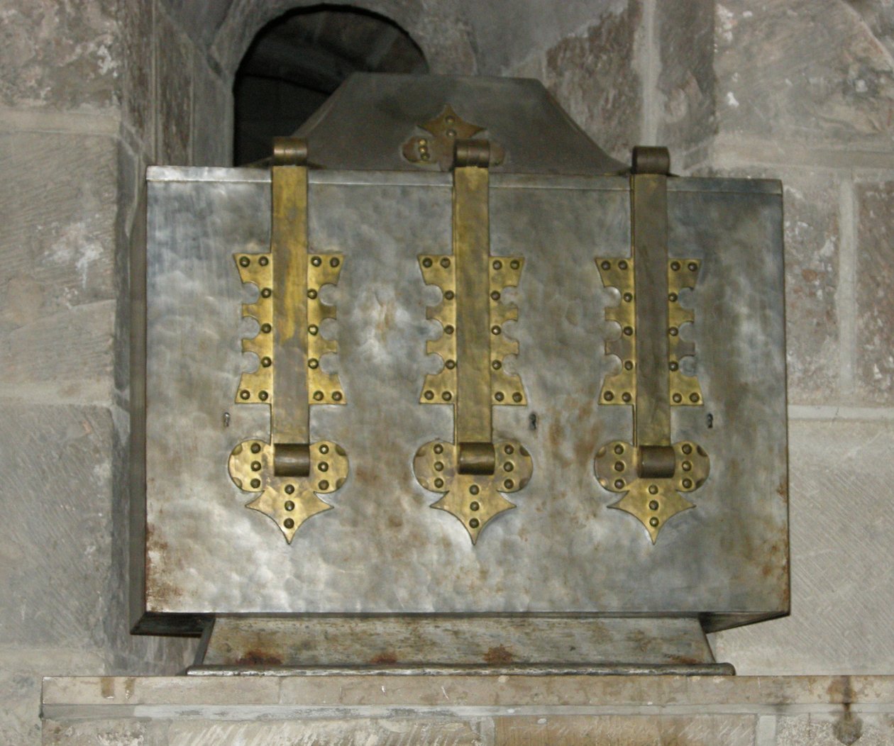 Reliquiar mit den Reliquien des Heiligen Benoit, in die Krypta gelegt im Jahr 1108 von French School