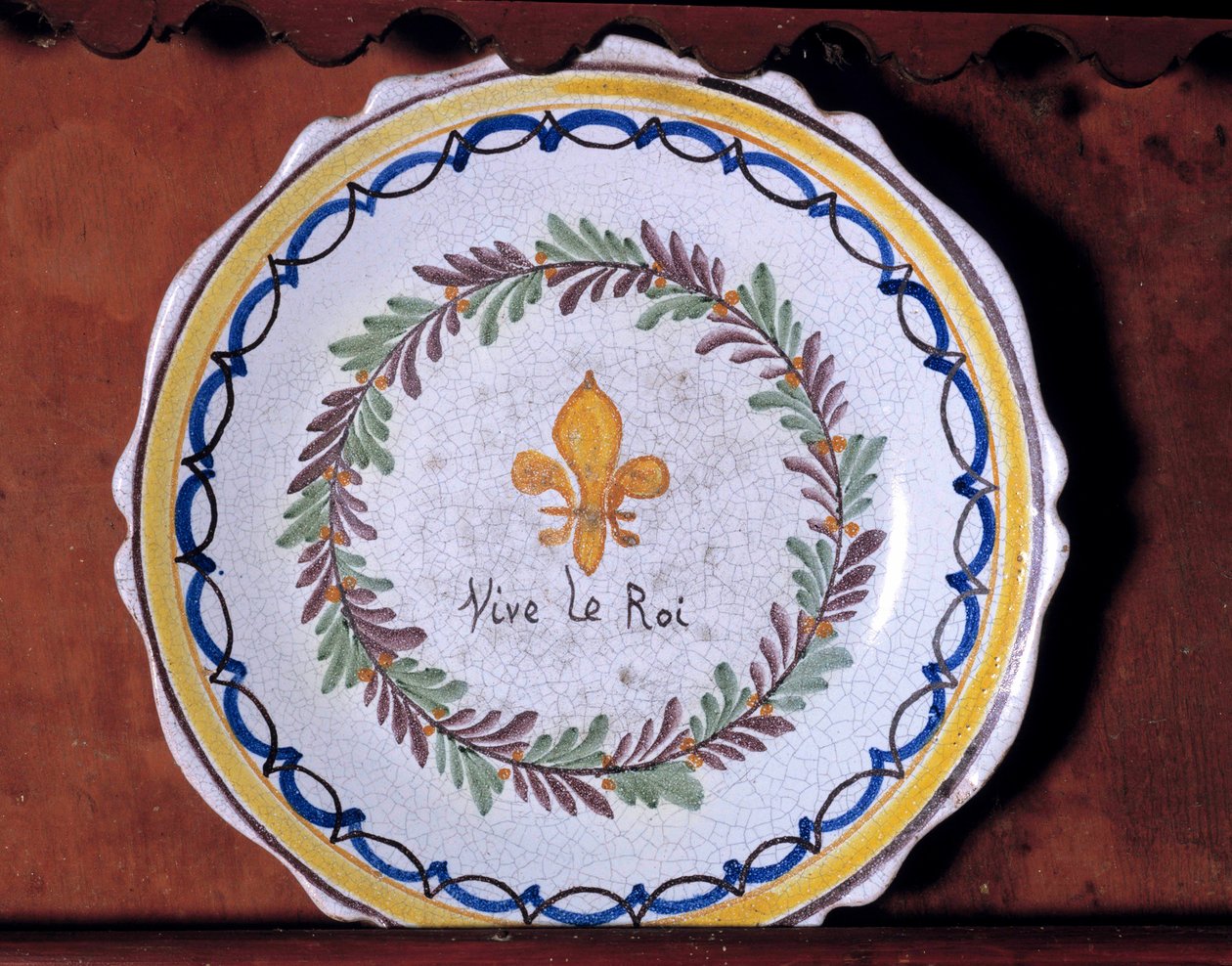 Revolutionäre Platte mit monarchistischem Motiv (Lilie) und der Inschrift „Es lebe der König“ von French School