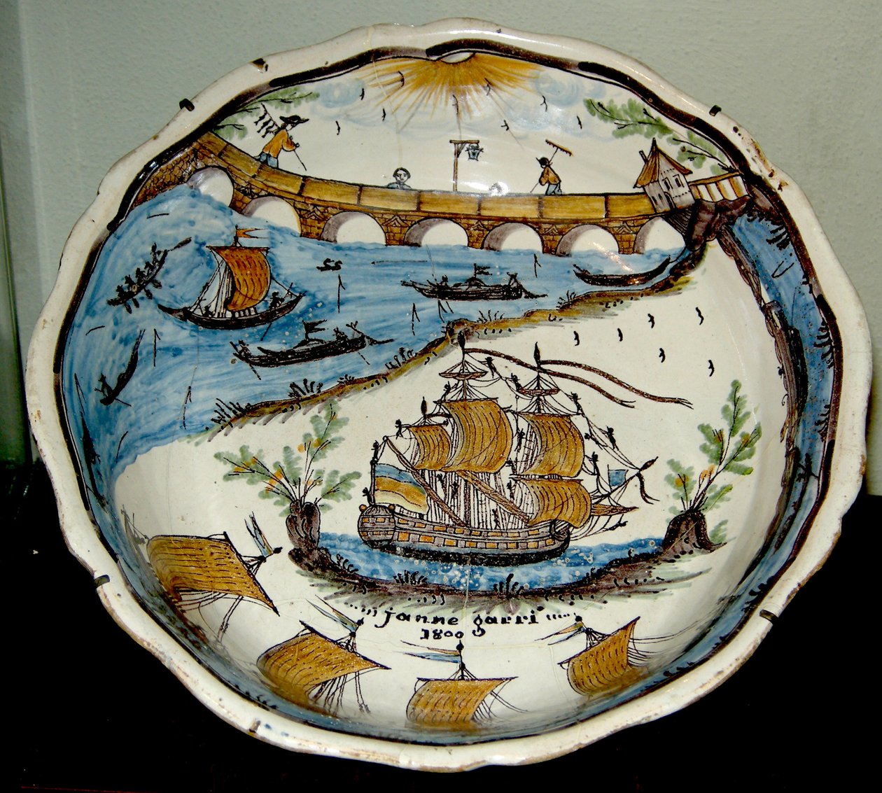 Salatschüssel mit Darstellung der Schifffahrt auf der Loire, Nevers, 1800 von French School