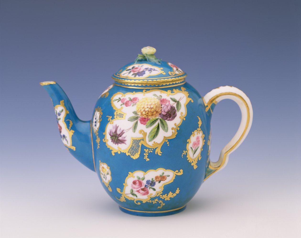 Sèvres-Teekanne mit bleu céleste Grund, 1766 von French School