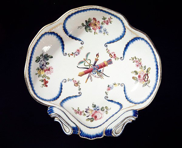 Sevres-Teller mit Bogen und Pfeilen dekoriert, 1762 von French School
