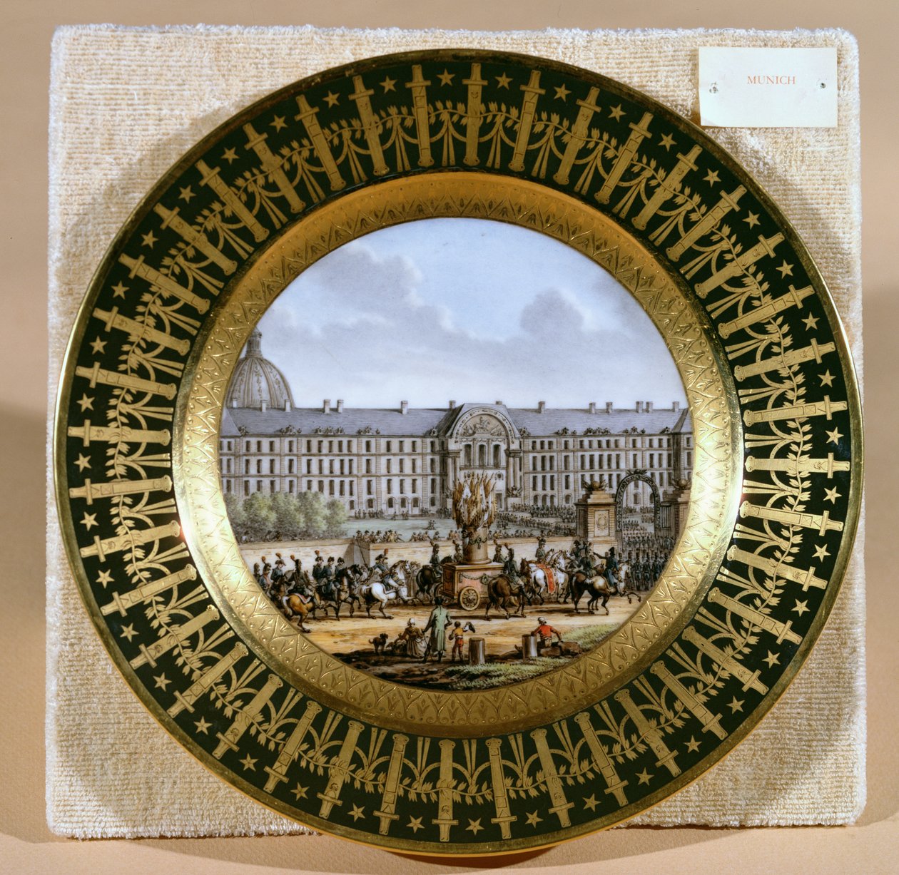 Sevres-Teller, der die Ankunft des Schwertes von Friedrich II. (1712-86) dem Großen im Hotel des Invalides darstellt von French School