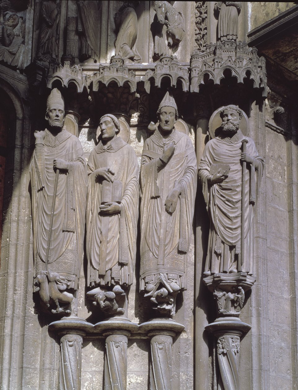 St. Martin, St. Jerome, St. Gregory und St. Avitus, Jambenfiguren der Beichtväter vom Ostportal der Südvorhalle, frühes 13. Jahrhundert von French School
