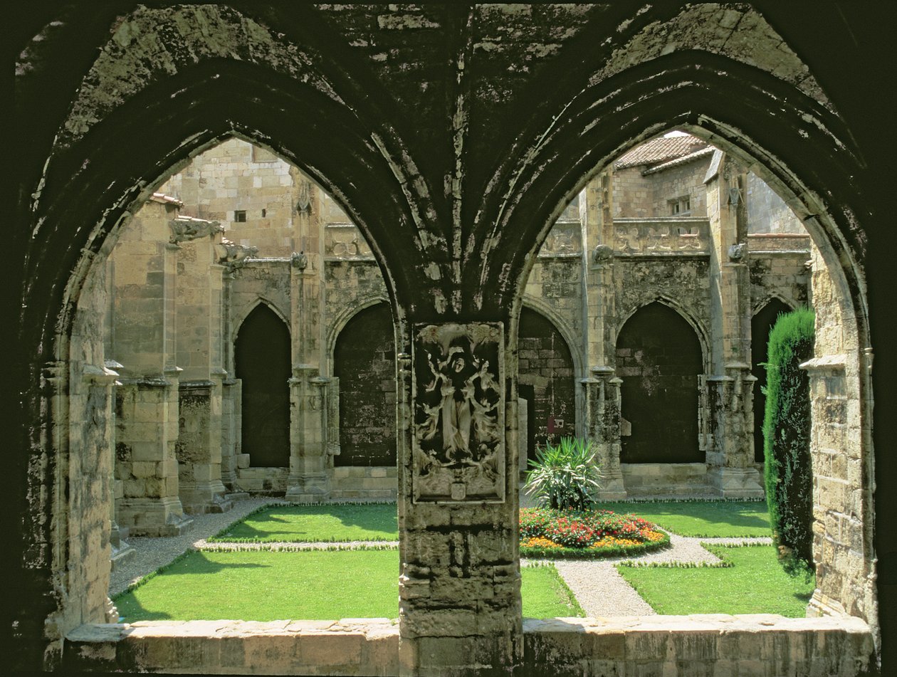 Der Kreuzganggarten, gesehen von einer der Galerien, 1272-1340 von French School