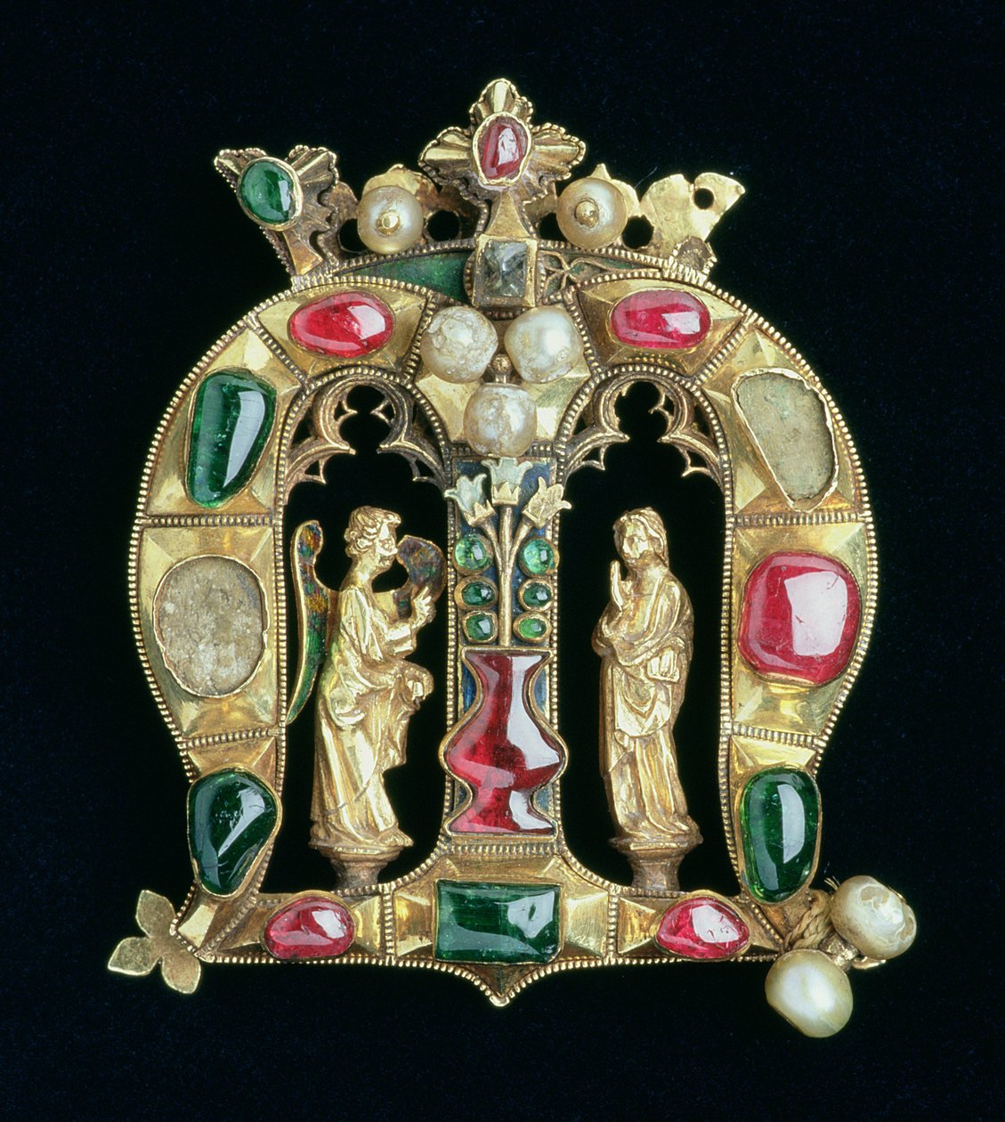 Das Hylle-Juwel, in Form eines gekrönten lombardischen Initials M mit Verkündigungsfiguren, spätes 14. Jahrhundert von French School