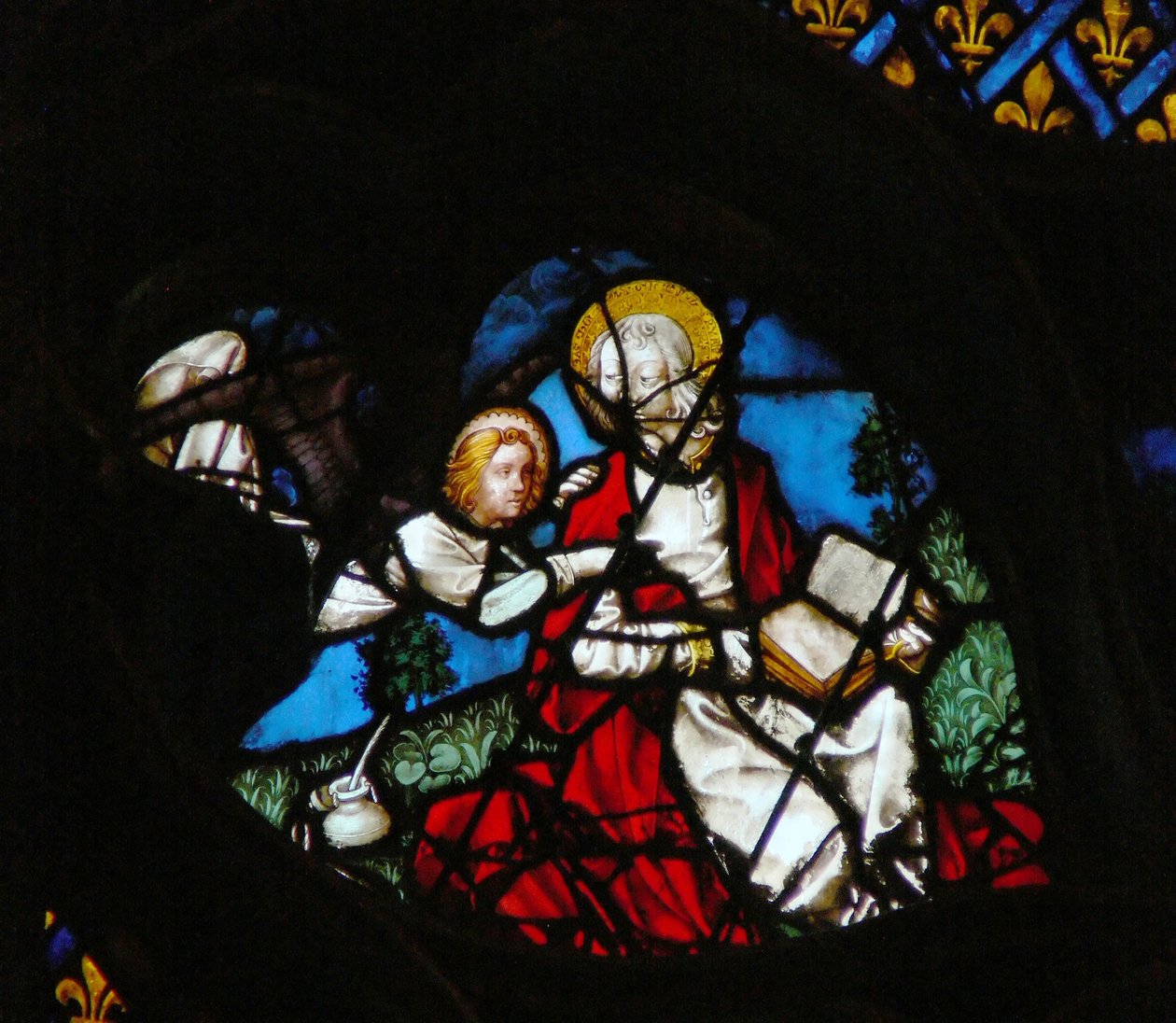 Das westliche Rosenfenster zeigt eine Szene aus dem Buch der Offenbarung: Öffnung des ersten Siegels, mit dem Engel des Matthäus (6:1). von French School