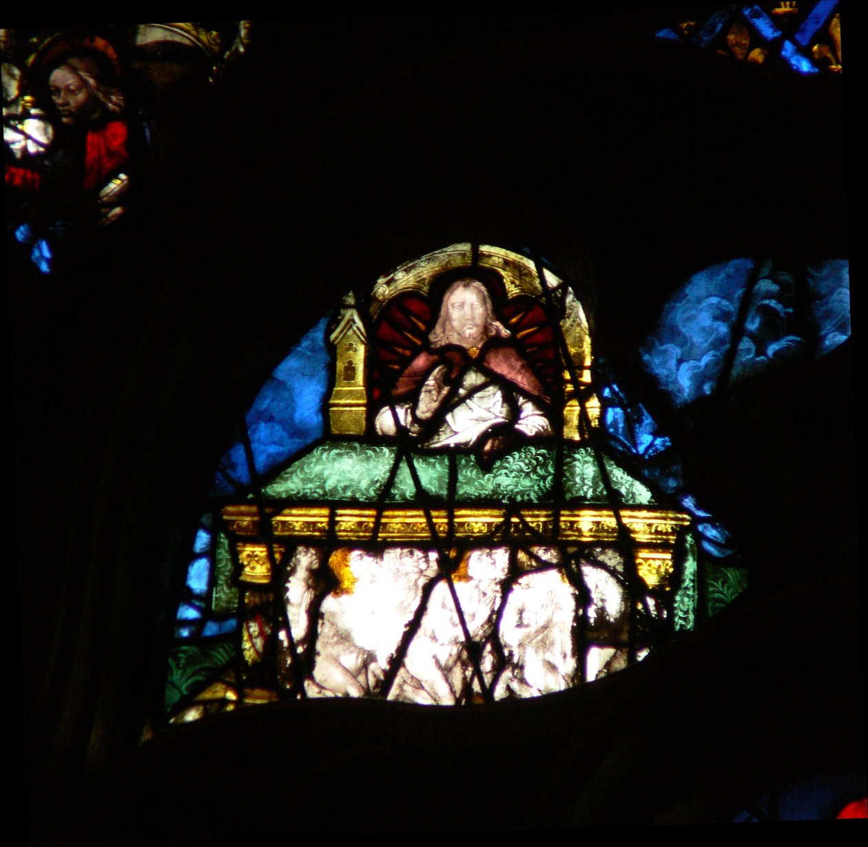 Das westliche Rosenfenster zeigt eine Szene aus dem Buch der Offenbarung: Seelen der Märtyrer unter dem Altar Christi (6:9-10). von French School