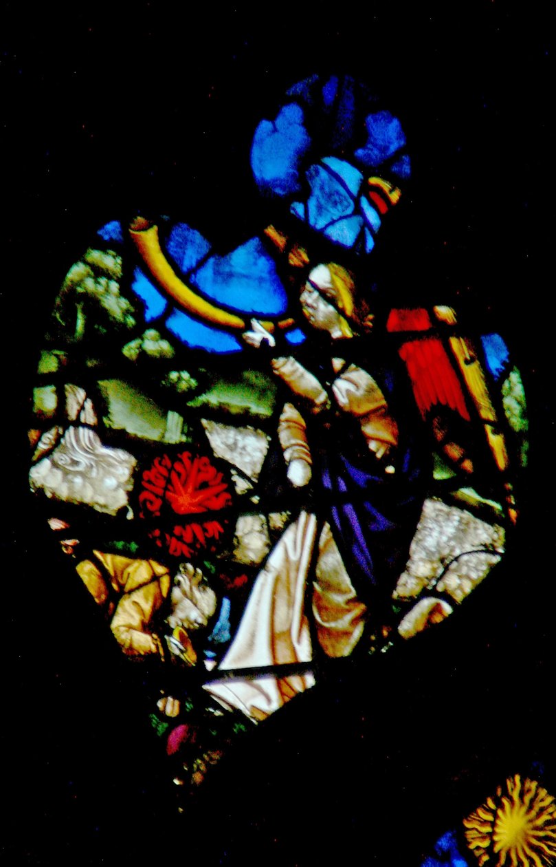 Das westliche Rosenfenster zeigt eine Szene aus dem Buch der Offenbarung: dritte Trompete; der Stern Wermut fällt auf die Gewässer (8:10-11). von French School