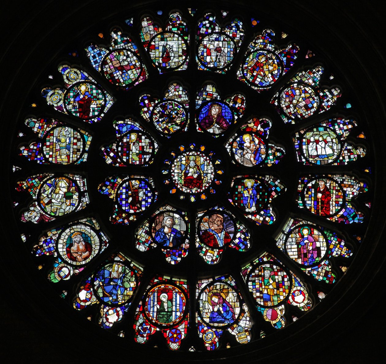 Das westliche Rosenfenster mit fragmentarischen fünfzehnten und sechzehnten Tafeln, hauptsächlich Heilige darstellend von French School