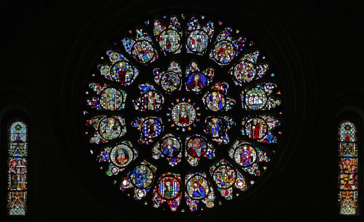 Das westliche Rosenfenster mit fragmentarischen fünfzehnten und sechzehnten Tafeln, hauptsächlich Heilige darstellend (Rosenfenster - innen) von French School