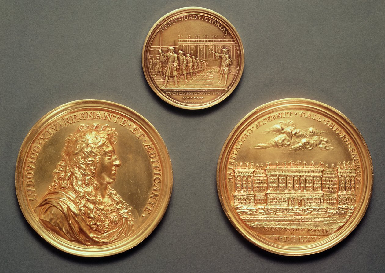 Oben: Recto = Les Revues, 1680 von Thomas Bernard; Unten: verso = Profil von Ludwig XIV., recto = Die Kolonnade des Louvre, Bernini-Projekt von Jean Warin III (1604-72) von French School