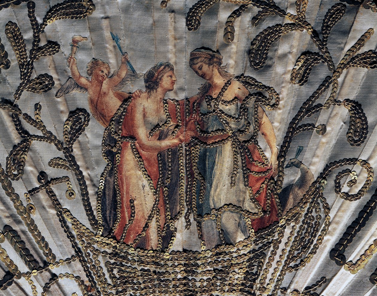 Venus und Juno, Detail des Seidenblattes eines Fächers, Stickerei und Pailletten, silberdamaszierter durchbrochener Knochenschutzstab von French School
