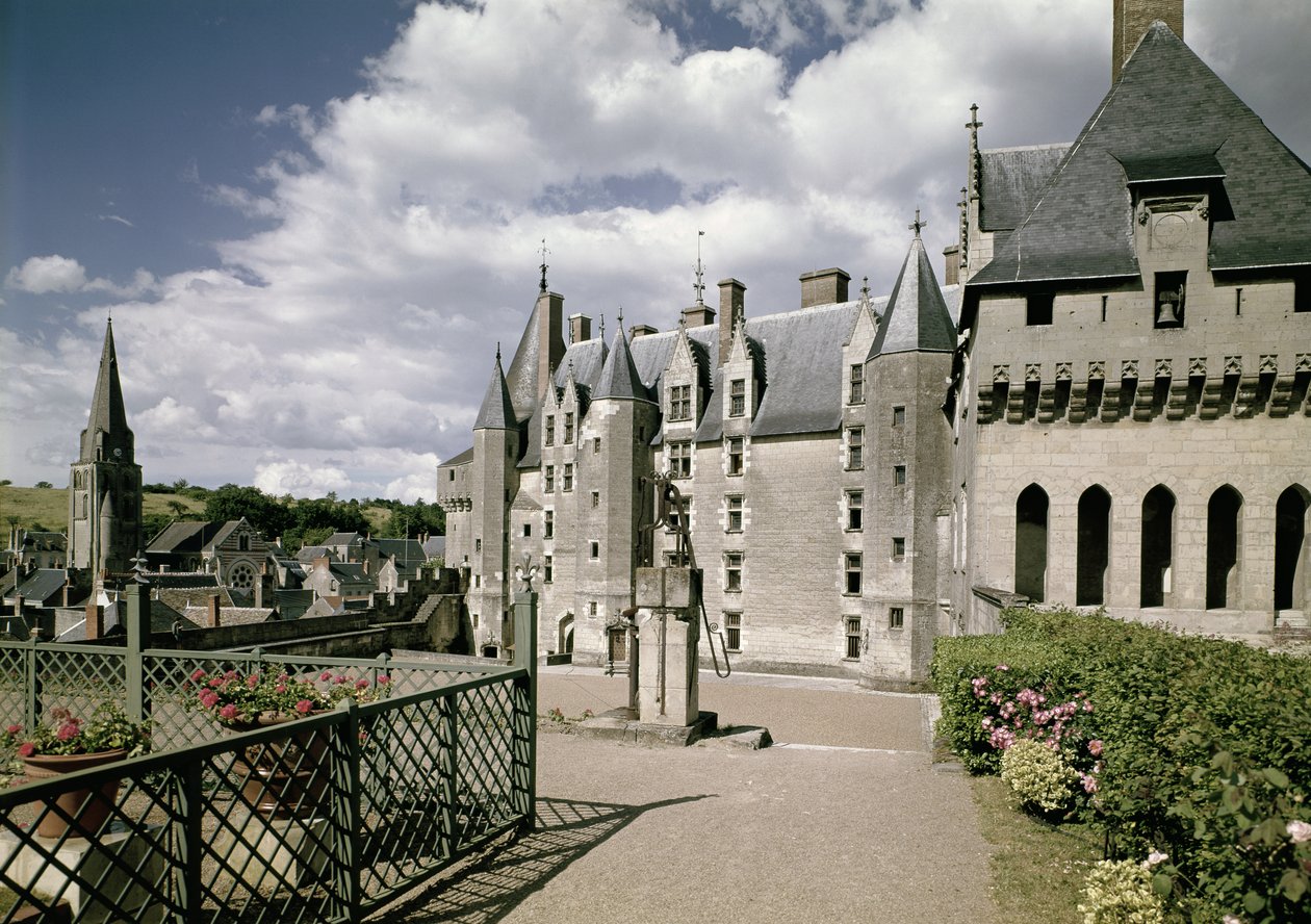 Ansicht der Westfassade des restaurierten Schlosses, gebaut für Jean Bourre, Minister von Ludwig XI. von Frankreich um 1465 von French School