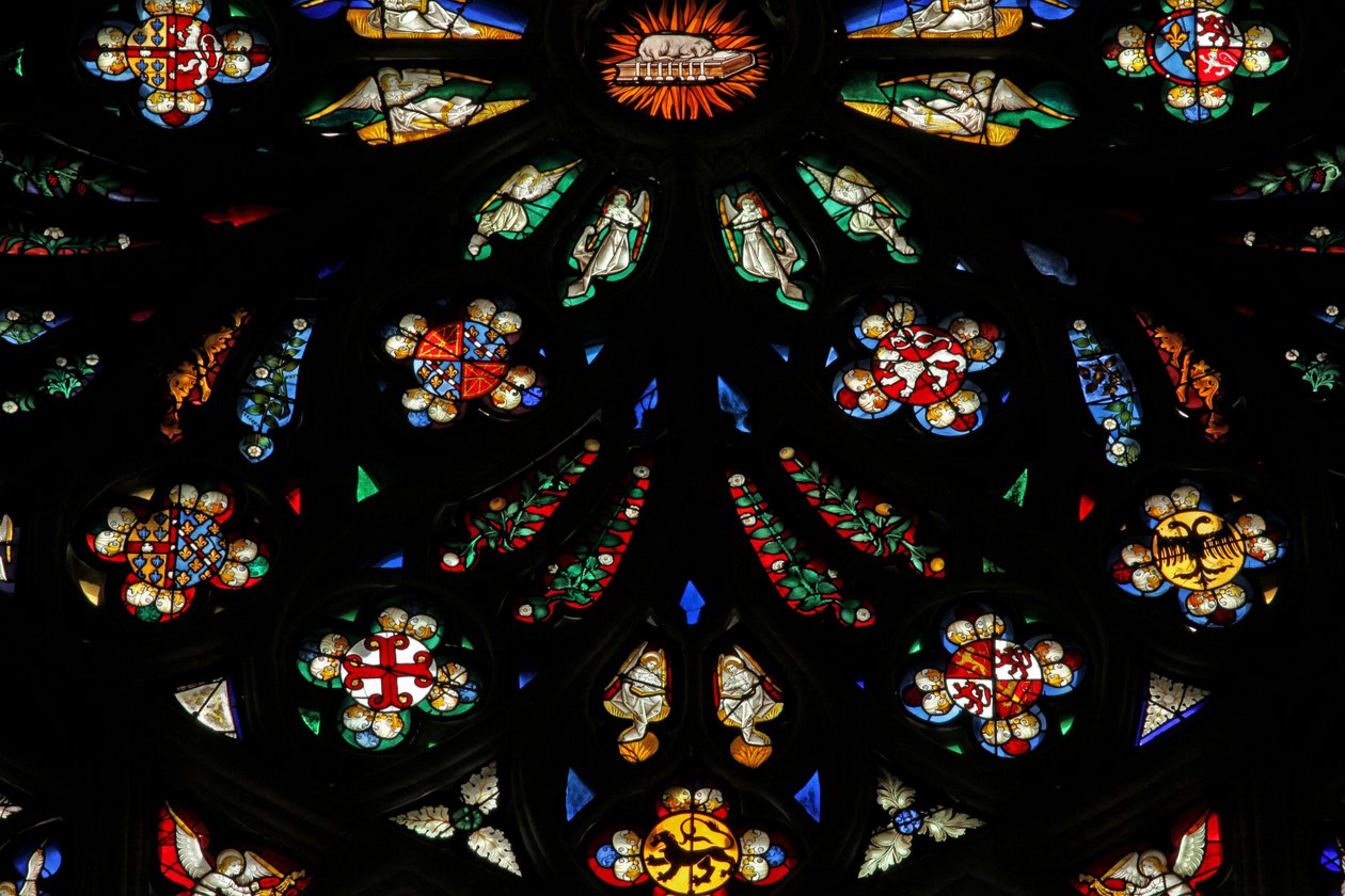 Fenster, ein Detail aus dem westlichen Rosenfenster darstellend; die Wappen umfassen Montmorency-Laval, Bertrand Duguesclin und Oliver de Clisson von French School