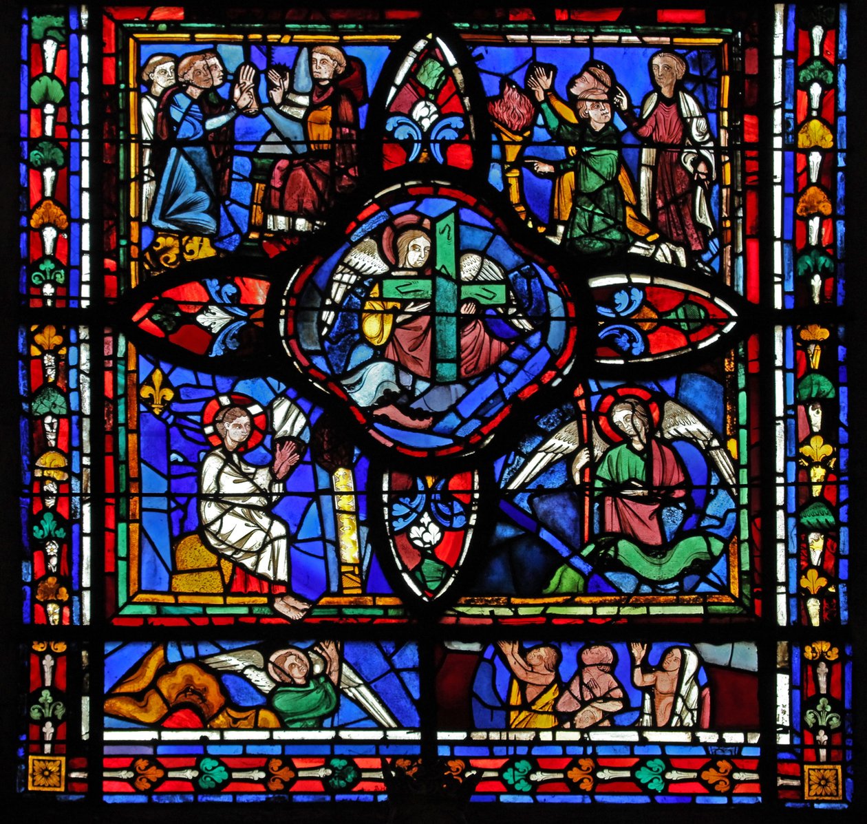 Fenster, Darstellung des ersten Abschnitts des Fensters w7; In der Mitte sind die Reliquien der Passion (das Kreuz und der Speer); anderswo sind streitende Mönche und interpolierte Tafeln des Jüngsten Gerichts von French School