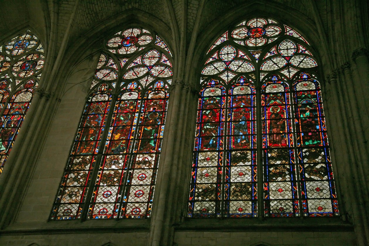 Fenster, Darstellung der Nordseite des Chors mit den Bandfenstern aus Buntglas von French School