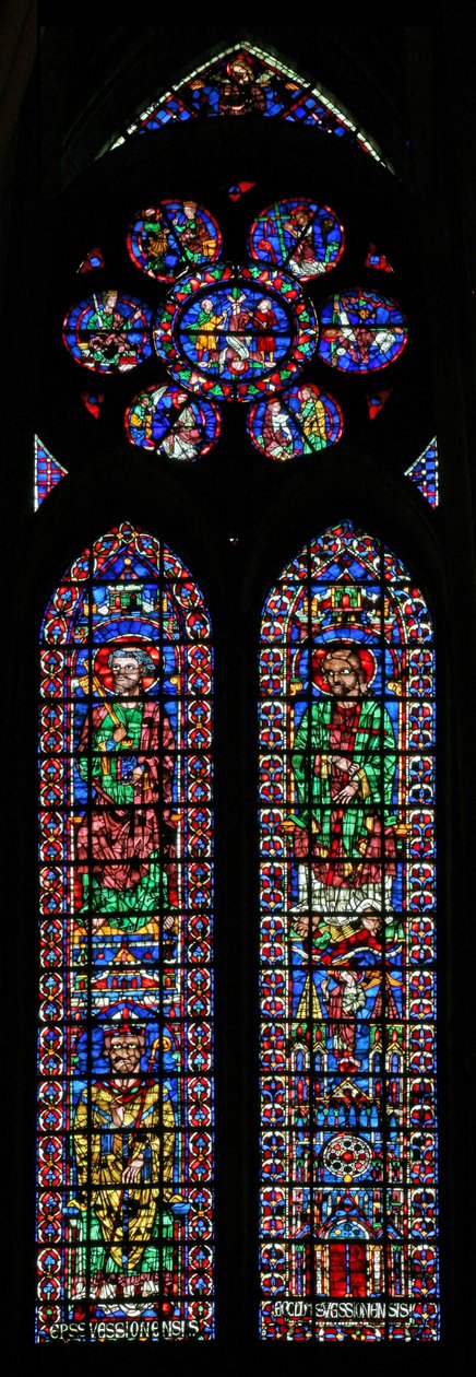Fenster w102 mit Darstellung von St. Petrus und St. Andreas; Kathedrale von Soissons und ein Bischof; in der Rose Szenen aus dem Leben von St. Petrus von French School