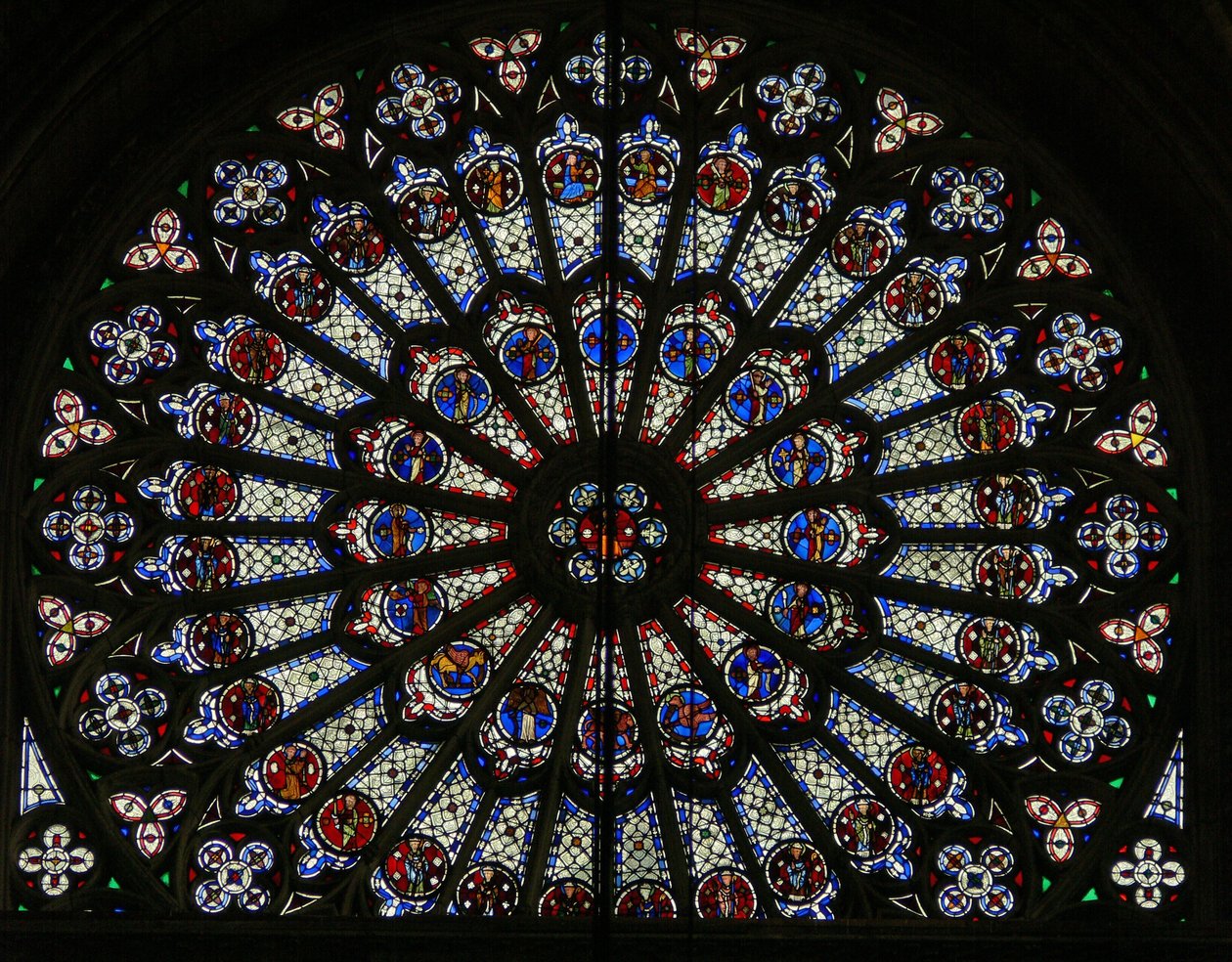 Fenster w121, das Nordrosenfenster, Darstellung von Aposteln, Evangelisten, Bischöfen, Königen, Märtyrern, St. Peter und St. Paul (Rosenfenster - innen) von French School