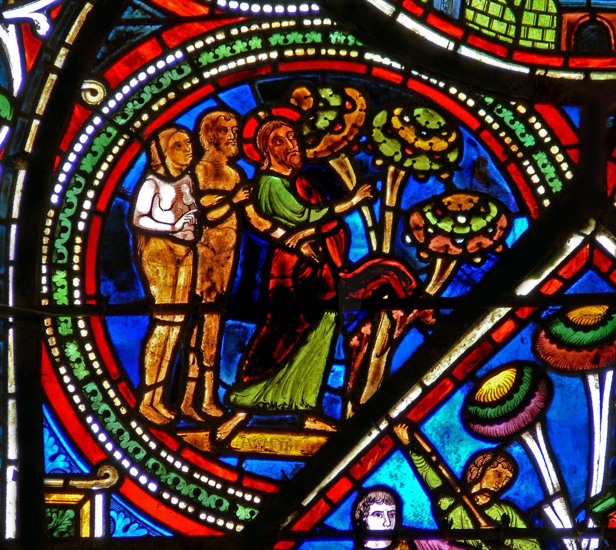 Fenster w15 zeigt das Fenster des barmherzigen Samariters: Gott weist Adam und Eva auf die verbotene Frucht hin von French School