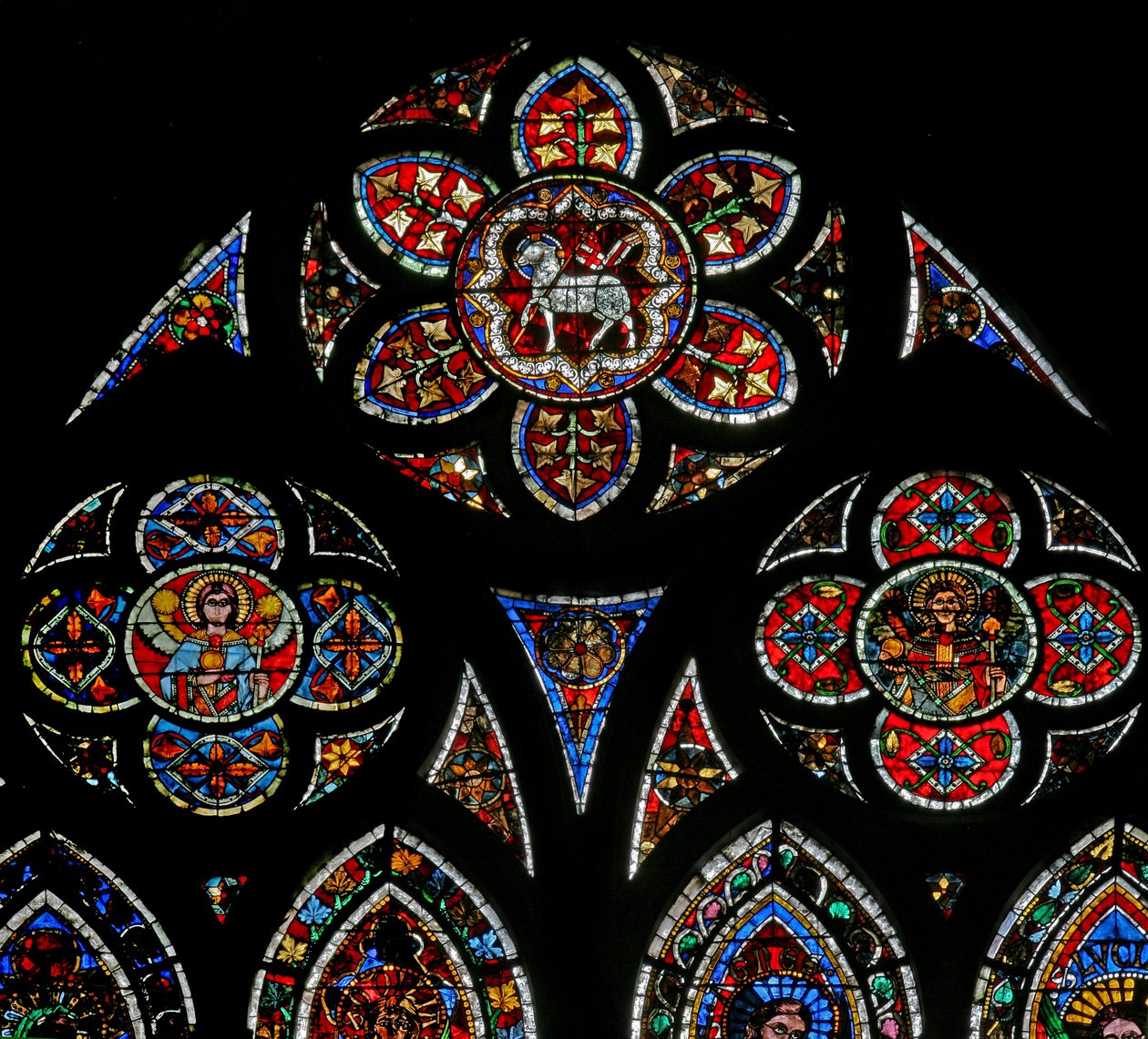 Fenster w202 mit Maßwerklichtern, zwei Engeln und dem Agnus Dei von French School