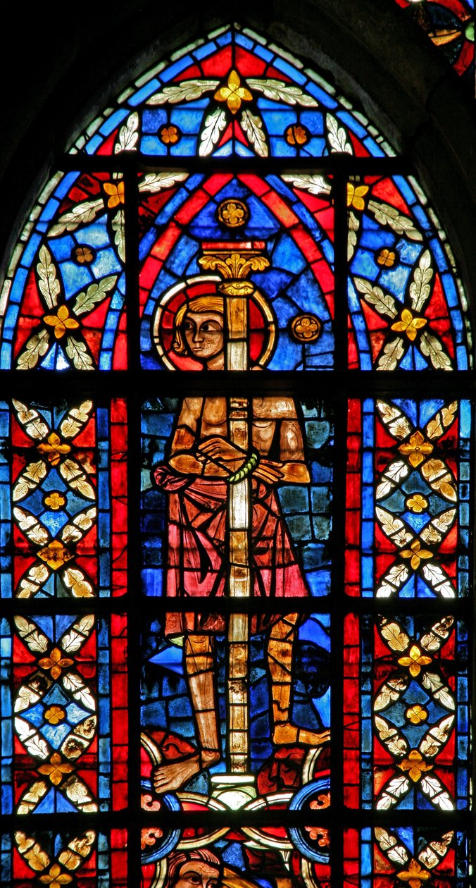 Fenster w209, eine Szene aus dem Leben des heiligen Savinien darstellend: ein Bogenschütze zielt auf Savinien, der an eine Säule gebunden ist, trifft aber stattdessen den Kaiser ins Auge von French School