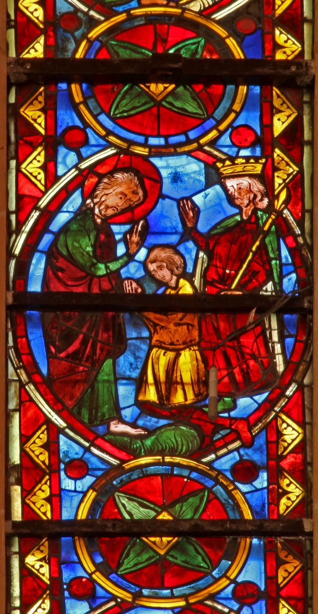 Fenster w213, Darstellung einer Szene aus dem Leben von St. Thomas: der Heilige bei einem Hochzeitsbankett für die Tochter des Königs von Indien wird von einem Mundschenk geohrfeigt; ein Löwe entfernt seinen Arm; Thomas ruht von French School