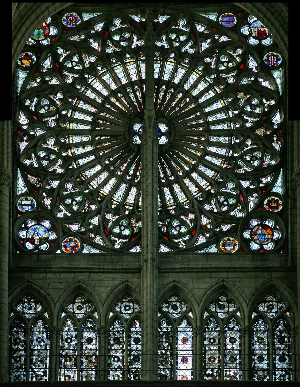 Fenster w219 zeigt die Evangelisten und Grisaille (Rosettenfenster - innen) von French School