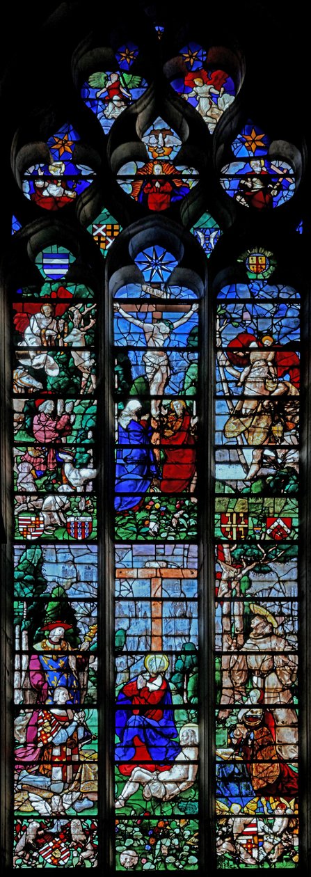Fenster w25, Kreuzigung mit hl. Hubertus und hl. Christophorus; unten der Stifter Louis de Roncherolles und seine Frau Francoise de Halluin mit hl. Ludwig und hl. Franziskus von French School