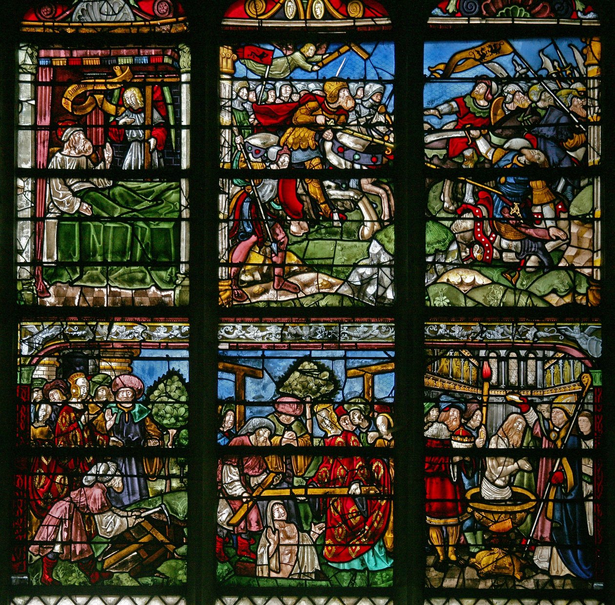 Fenster w8, Darstellung der Hl. Helena und der Auffindung des Kreuzes mit Kaiser Konstantin; darüber die Schlachtszene, in der das Kreuz erschien und Konstantin triumphiert von French School