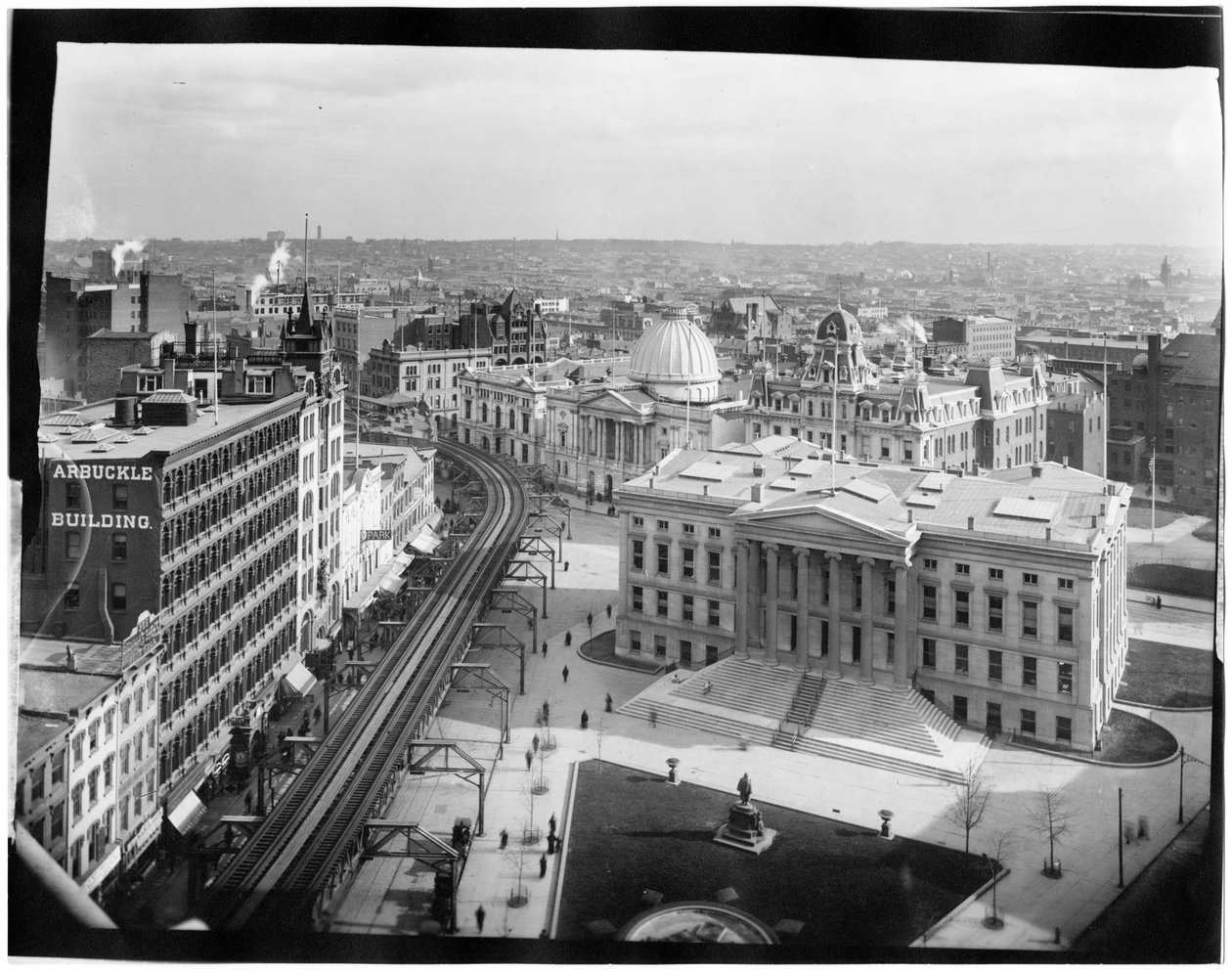 Brooklyn: Blick von oben auf das Rathaus (Borough Hall), Kings County Supreme Court, Mechanics Bank, Arbuckle Building und das Park Theatre, ca. 1896-98 von G.P. and Son Hall